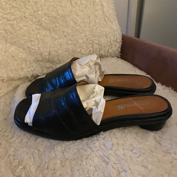 Leather sandal - Picture 2 of 3